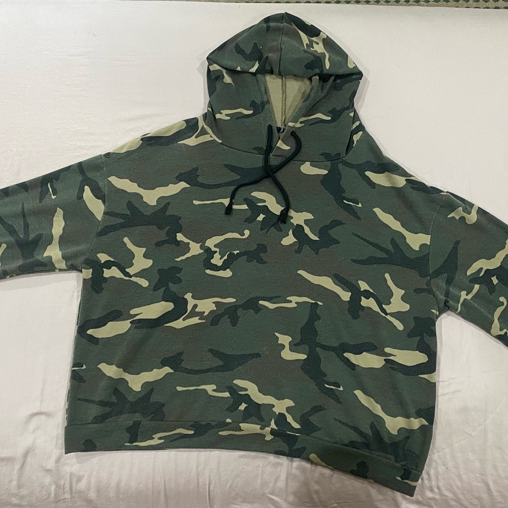 Cropped camo sweatshirt
